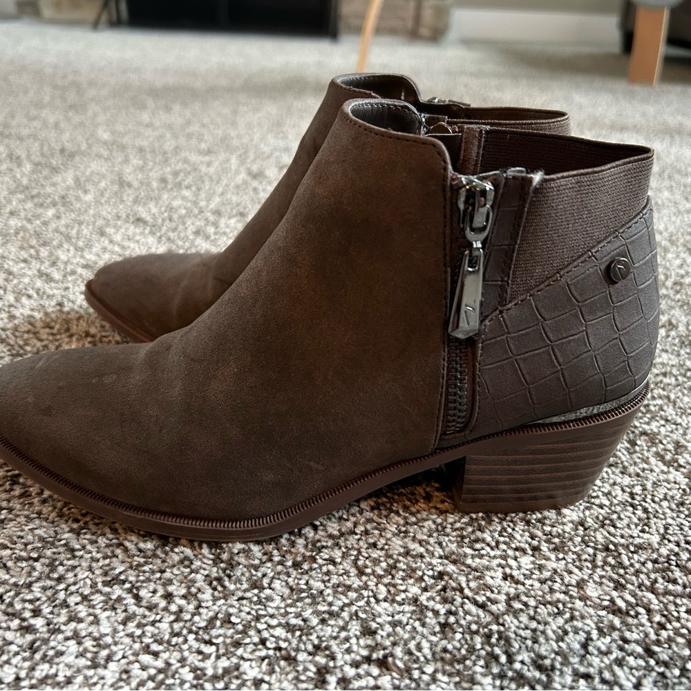 SOLD! Simply Vera Vera Wang Booties
